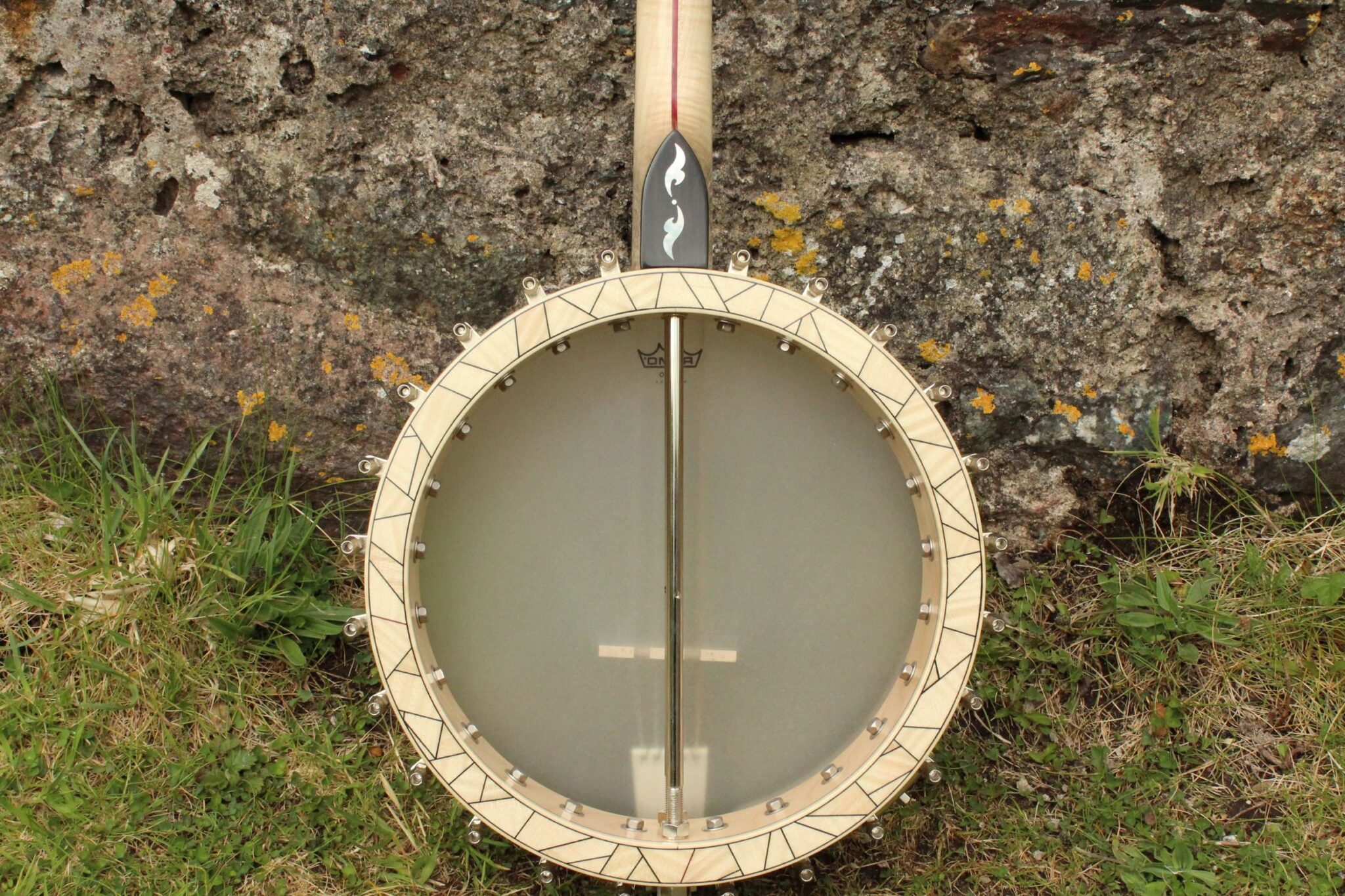 Flamed maple mozaic rimcap on banjo