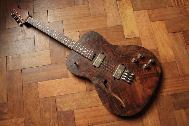 Electric tenor guitar